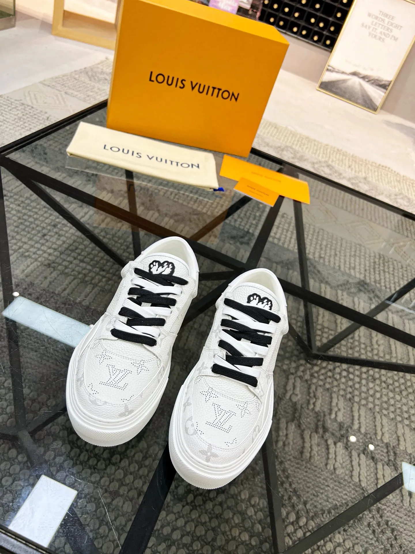 Factory price: 438💰LV top purchasing agent 🇮🇹 Lu Street Male God’s popular casual sneakers counter synchronized, uppers imported from Italy cowhide fabrics, colorful and complex handicrafts, imported water-dyed cowhide lining cowhide foot pads Soles: original soles specially provided by the factory, TPU exclusive movable molded soles super comfortable, original factory single goods, 🔍🔍high quality, you can enter and exit the counter at will, welcome to compare, code number 38-44 (45 can be ordered)